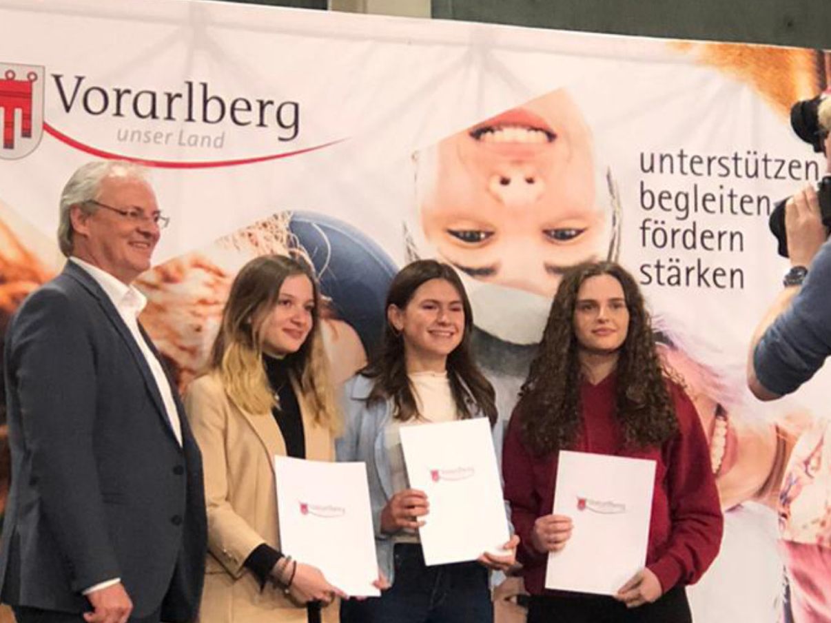 2. Platz für Laura Kolaj (rechts) beim Landesredewettbewerb