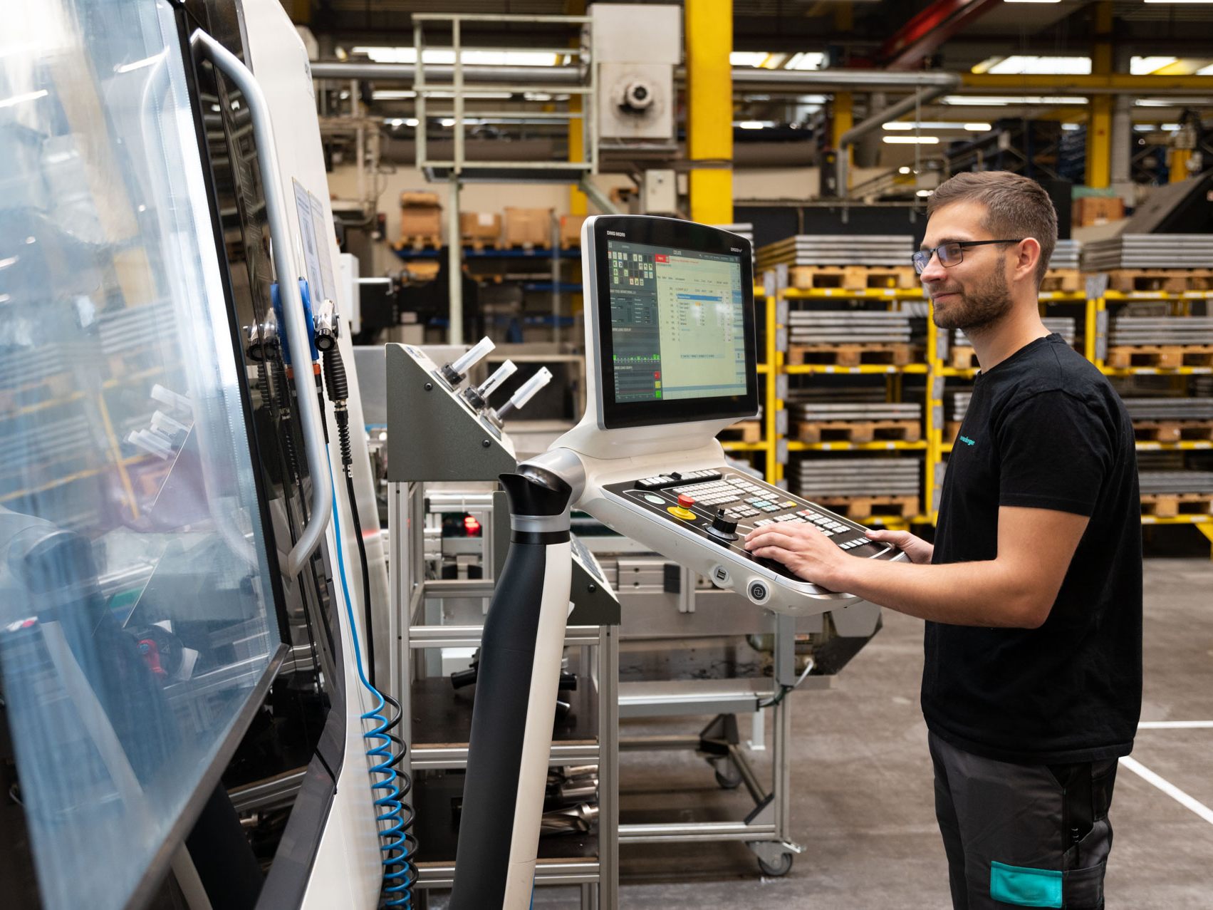 Mario gefällt sein Arbeitsplatz an den CNC-Maschinen. © Meusburger Mario gefällt sein Arbeitsplatz an den CNC-Maschinen. © Meusburger