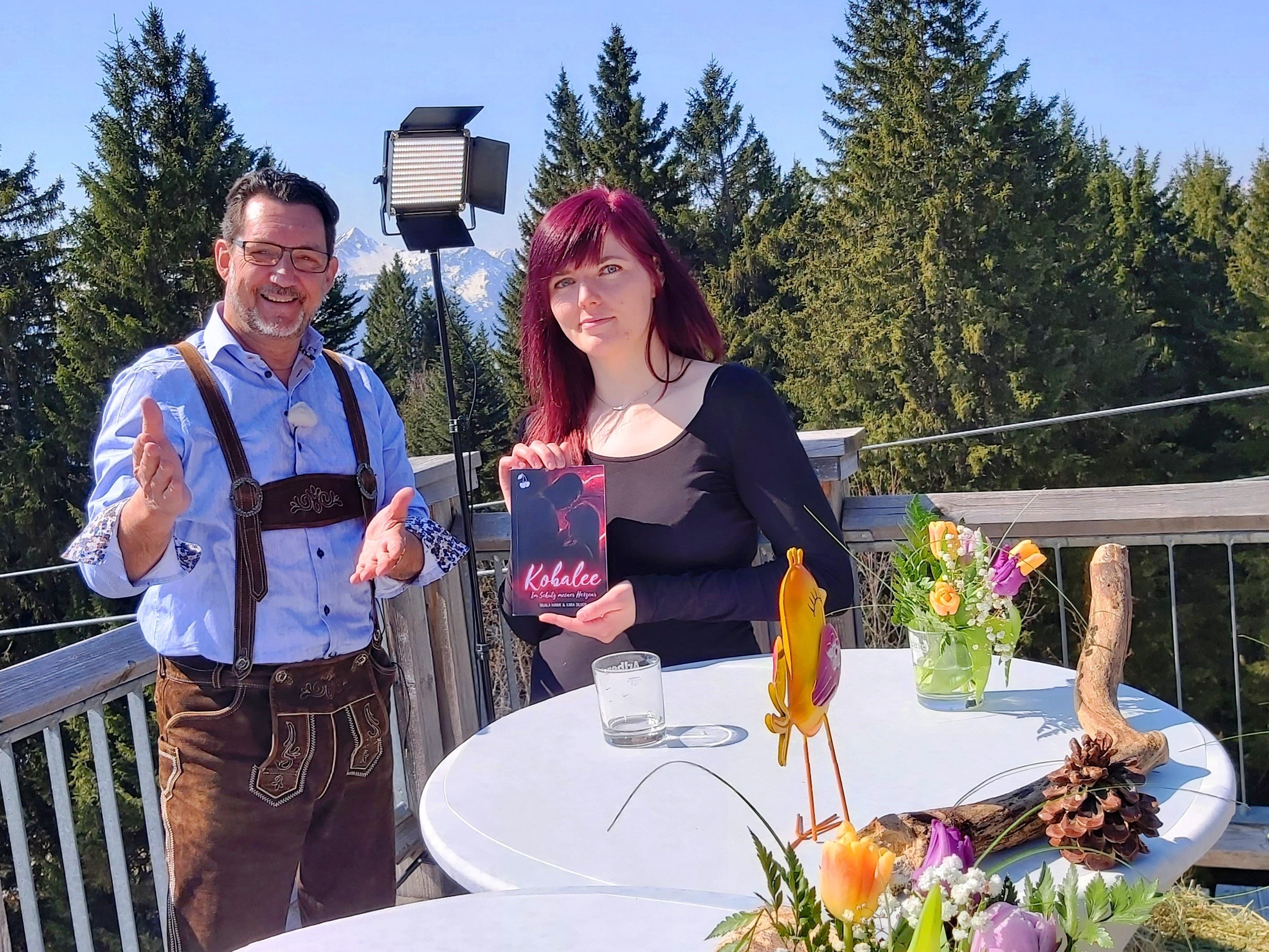 Die Erotikautorin Nicole Rettenegger aka Nuala Hawk (re) ist zu Gast in der 234. Sendung "us dr Gondl" bei Andreas Seeburger (li) am Muttersberg bei Bludenz-Nüziders. Die Erotikautorin Nicole Rettenegger aka Nuala Hawk (re) ist zu Gast in der 234. Sendung "us dr Gondl" bei Andreas Seeburger (li) am Muttersberg bei Bludenz-Nüziders.