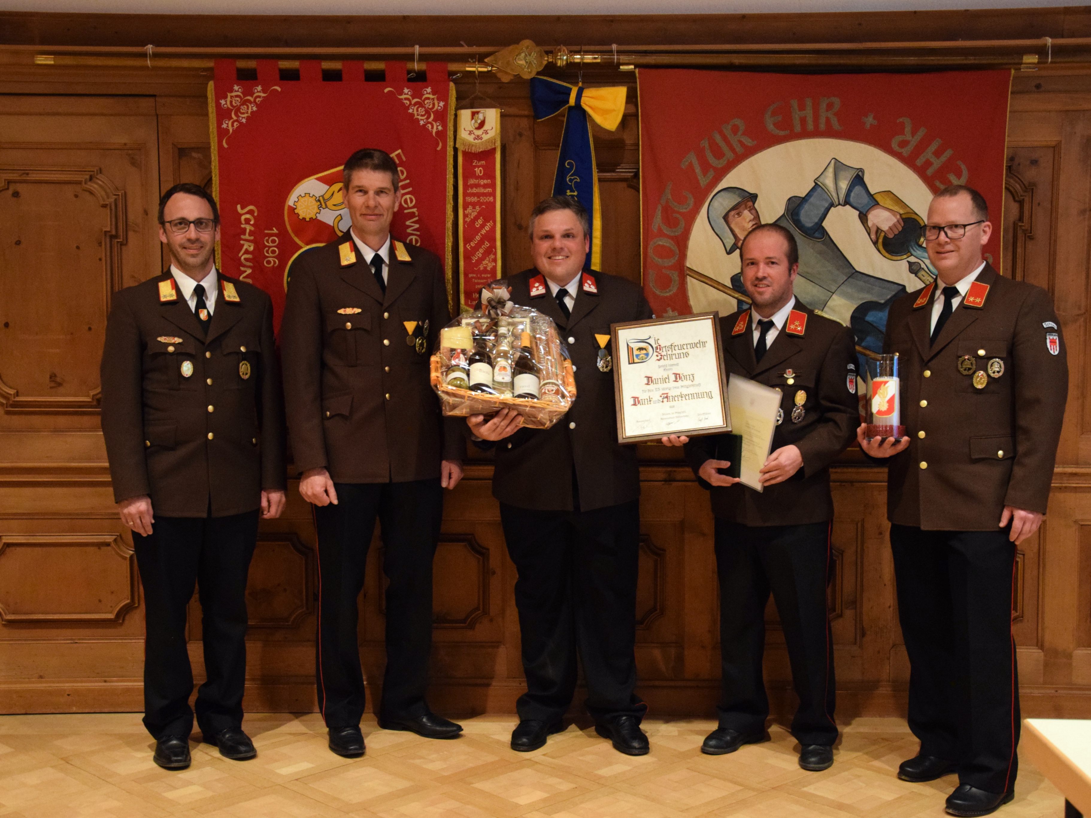 Bezirksvertreter Florian Beiser, Abschnittsfeuerwehrkommandant Markus Greber, der Geehrte Daniel Dönz, Feuerwehrkommandant Lukas Beck und Philipp Neyer bei der Ehrung im Pfarrheim St. Jodok, anlässlich der 138. Jahreshauptversammlung der Ortsfeuerwehr Schruns Bezirksvertreter Florian Beiser, Abschnittsfeuerwehrkommandant Markus Greber, der Geehrte Daniel Dönz, Feuerwehrkommandant Lukas Beck und Philipp Neyer bei der Ehrung im Pfarrheim St. Jodok, anlässlich der 138. Jahreshauptversammlung der Ortsfeuerwehr Schruns