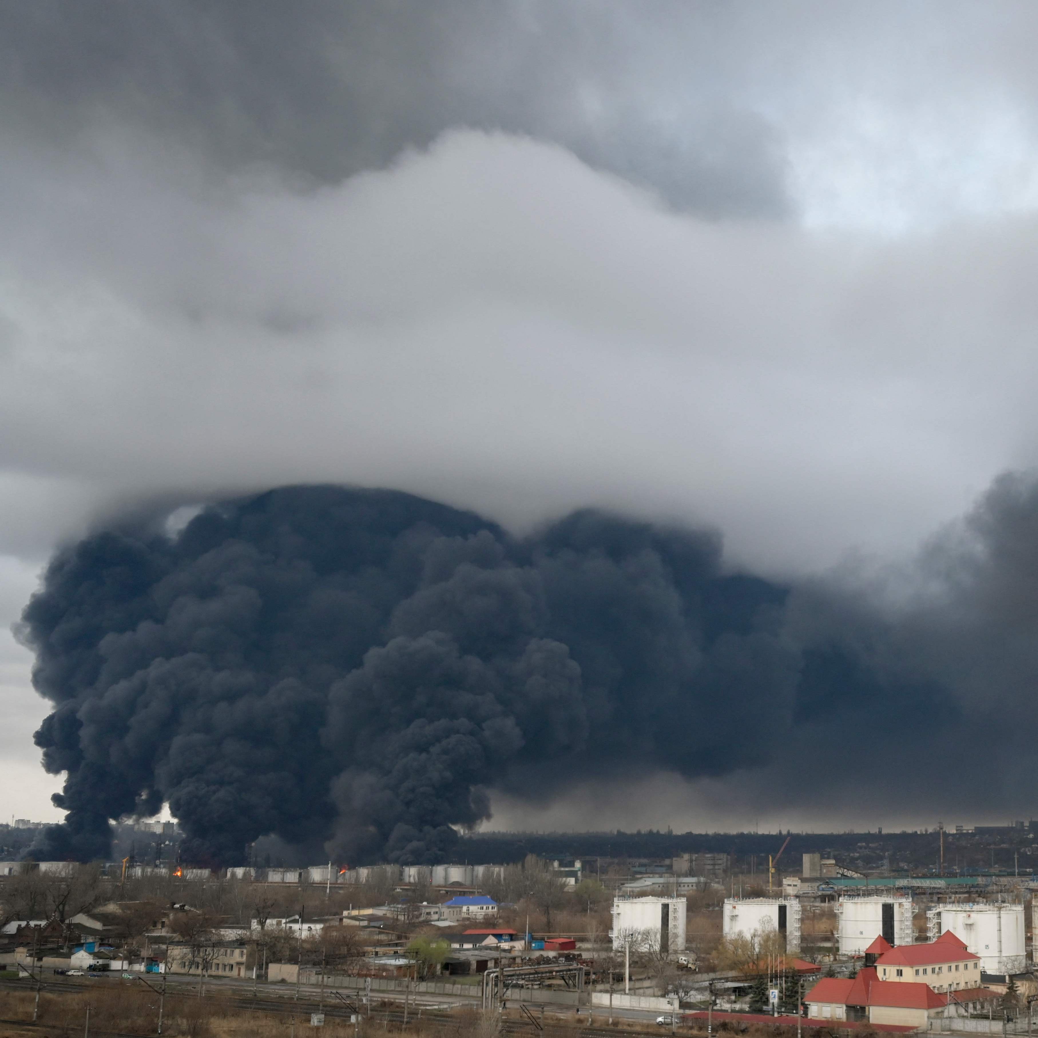Dunkle Rauchschwaden über der Stadt Odessa.