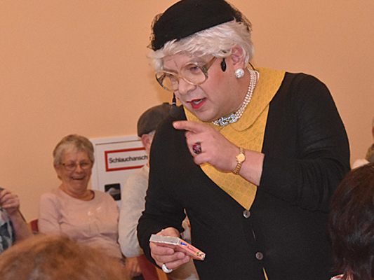 Oma Lilli im Clubheim