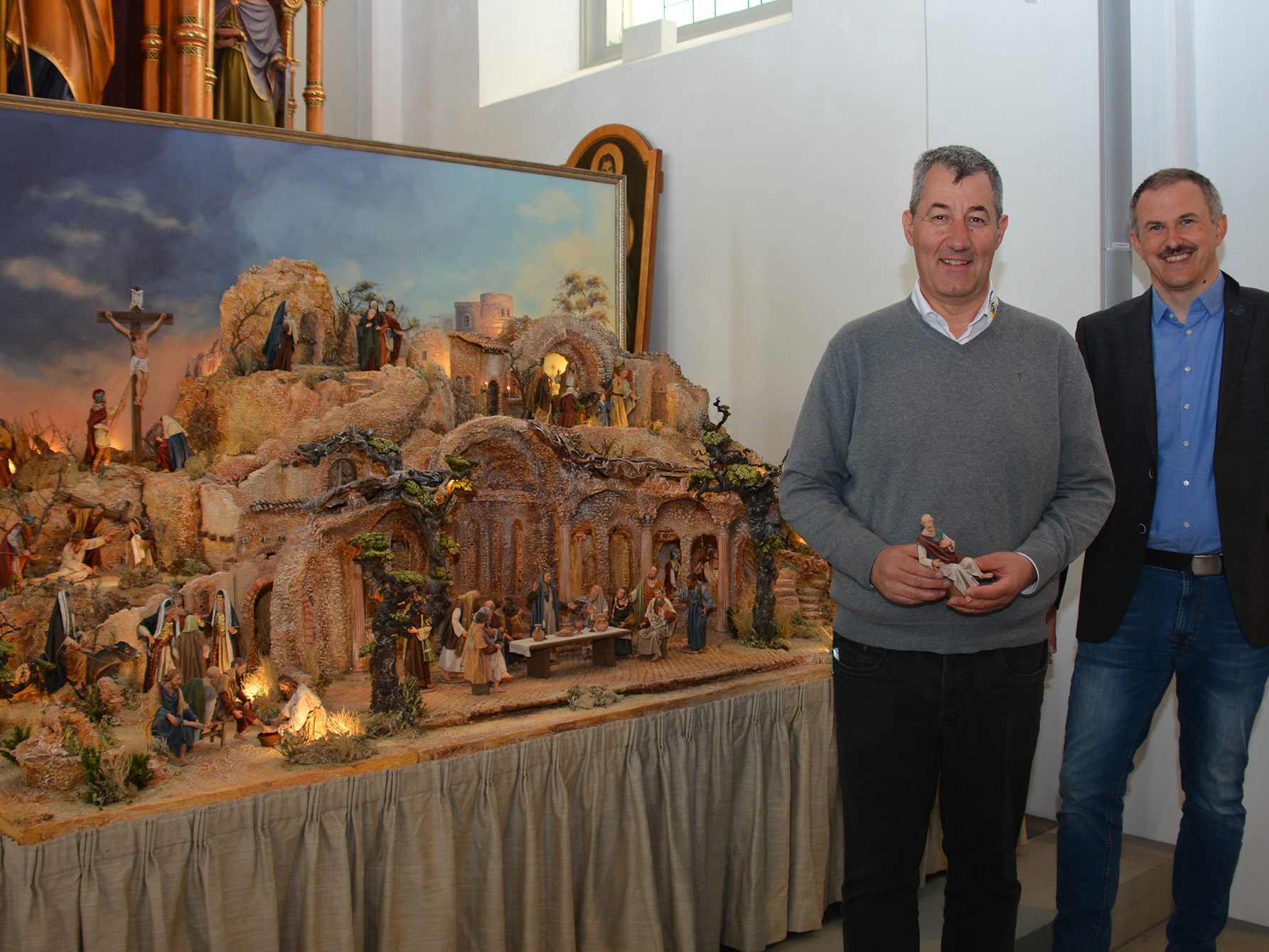 Dietmar Schneider und Klaus Gspan vor der Osterkrippe