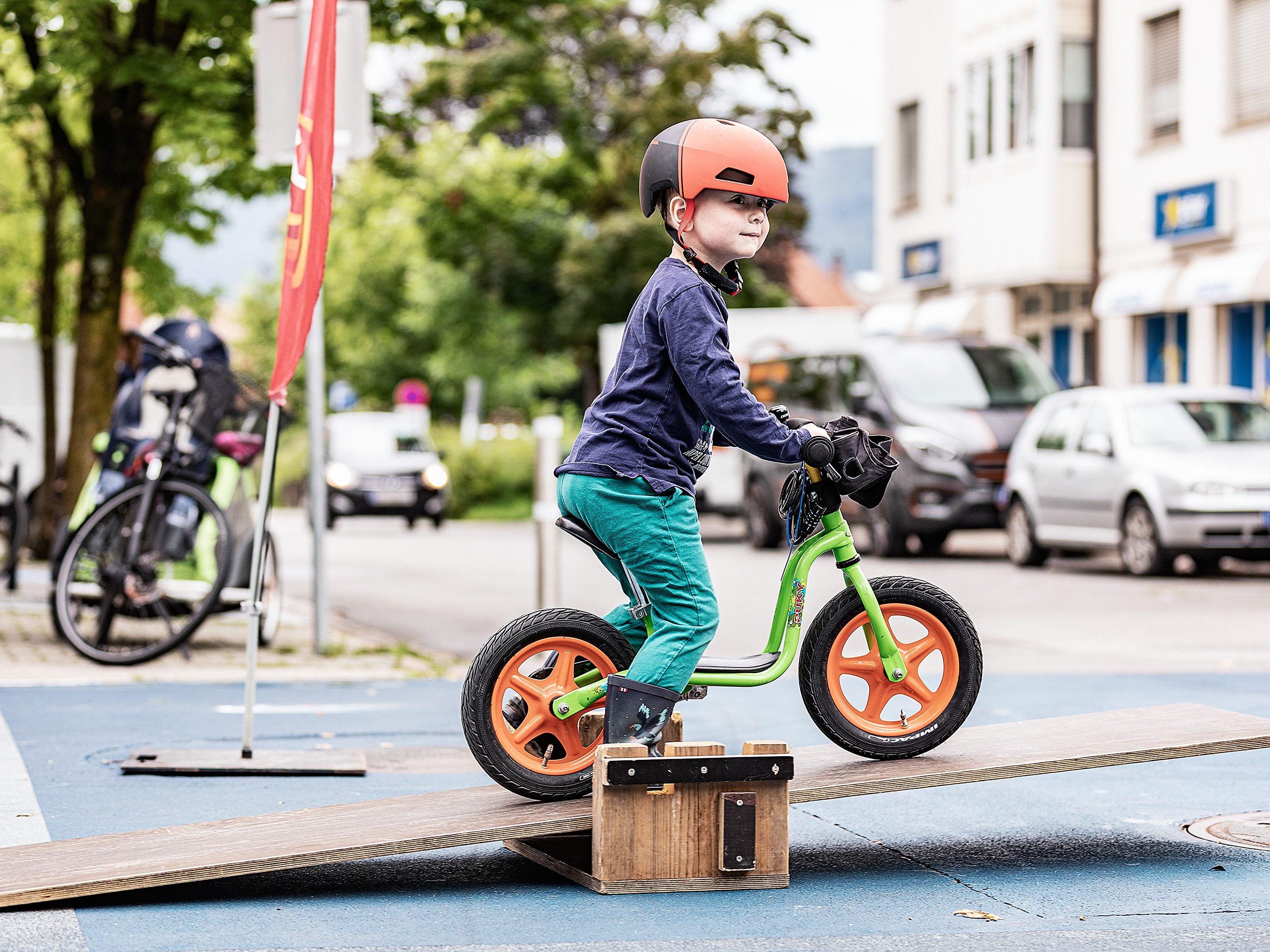 Schon die Kleinsten sind mit den Laufrädern beim Fahrradparcours mit Begeisterung dabei.
