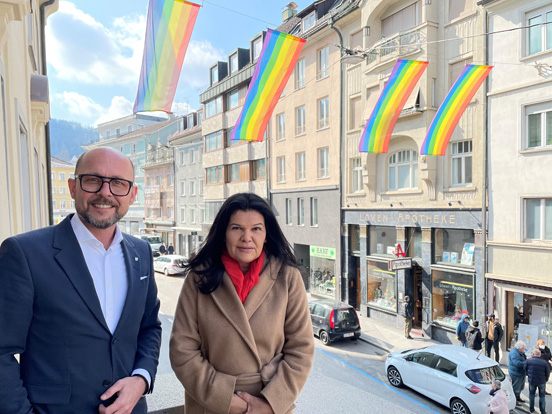 Bürgermeister Michael Ritsch und Vizebürgermeisterin Sandra Schoch auf dem Rathausbalkon.