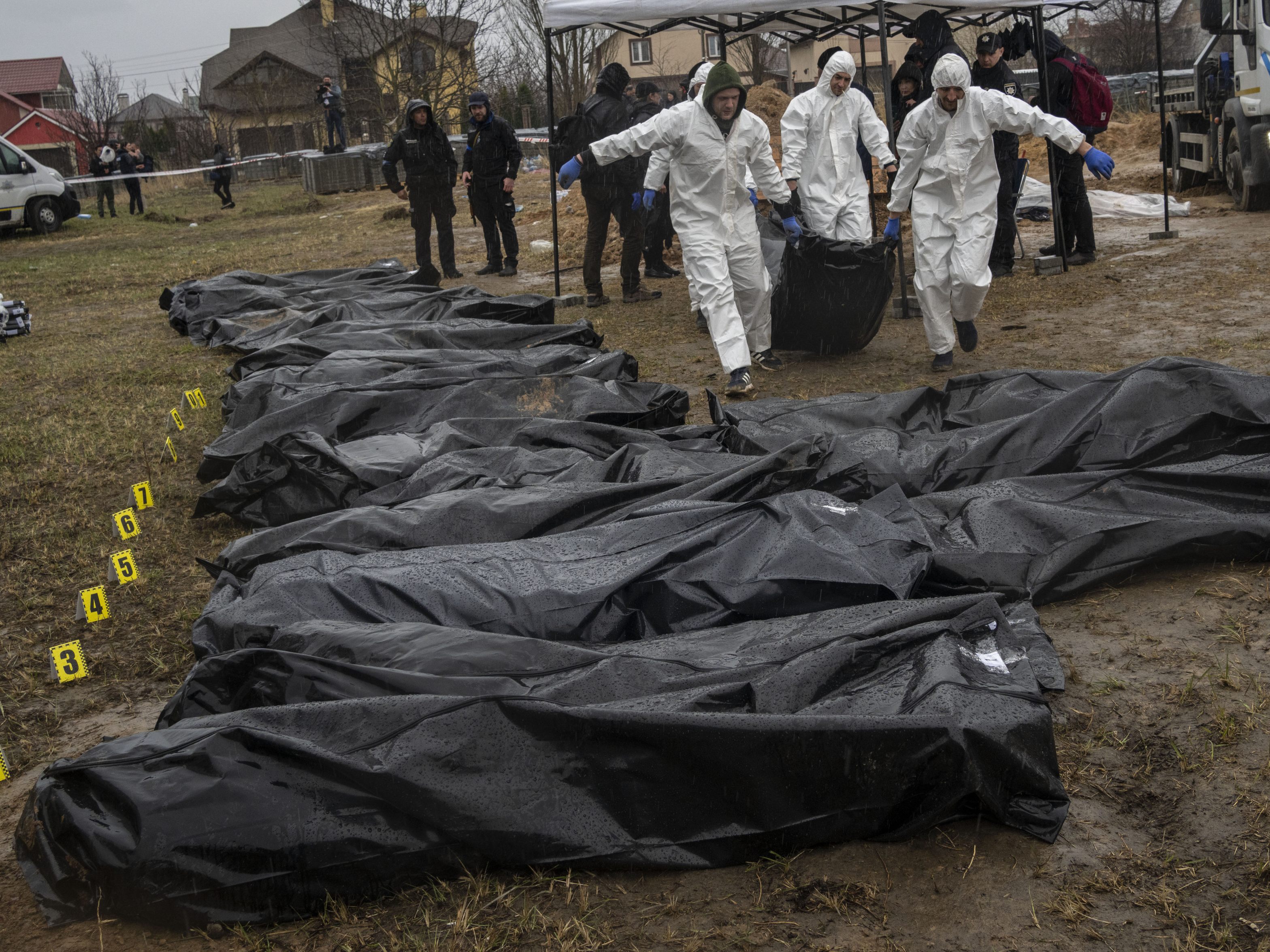 Forensiker tragen die Leichen getöteter Zivilisten von einem Massengrab in Kiew. Nun wurde ein weiteres Massengrab in der Nähe der ukrainischen Hauptstadt entdeckt.