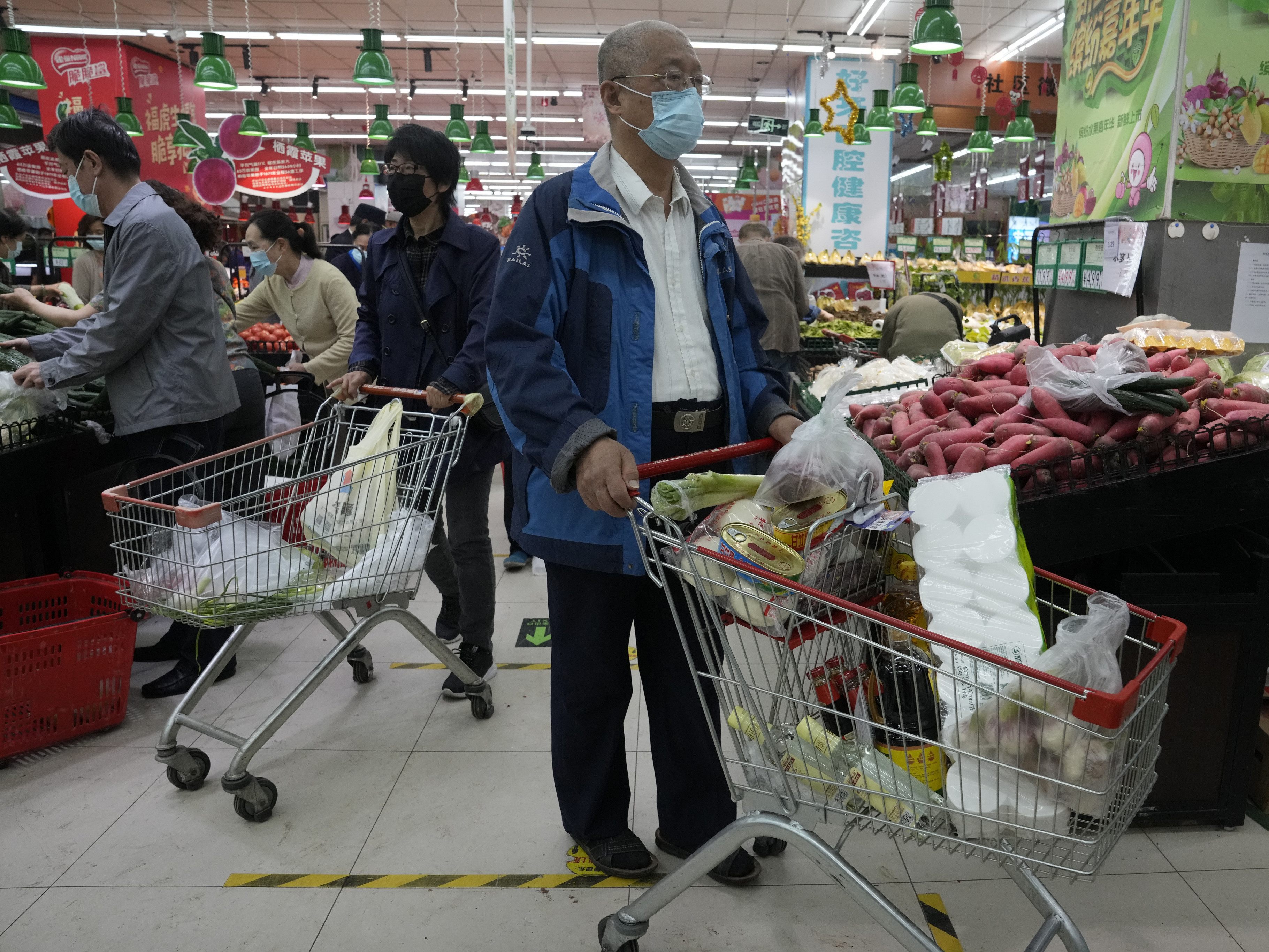 Die Angst vor strengen Ausgangssperren sorgt für Hamsterkäufe in Peking.