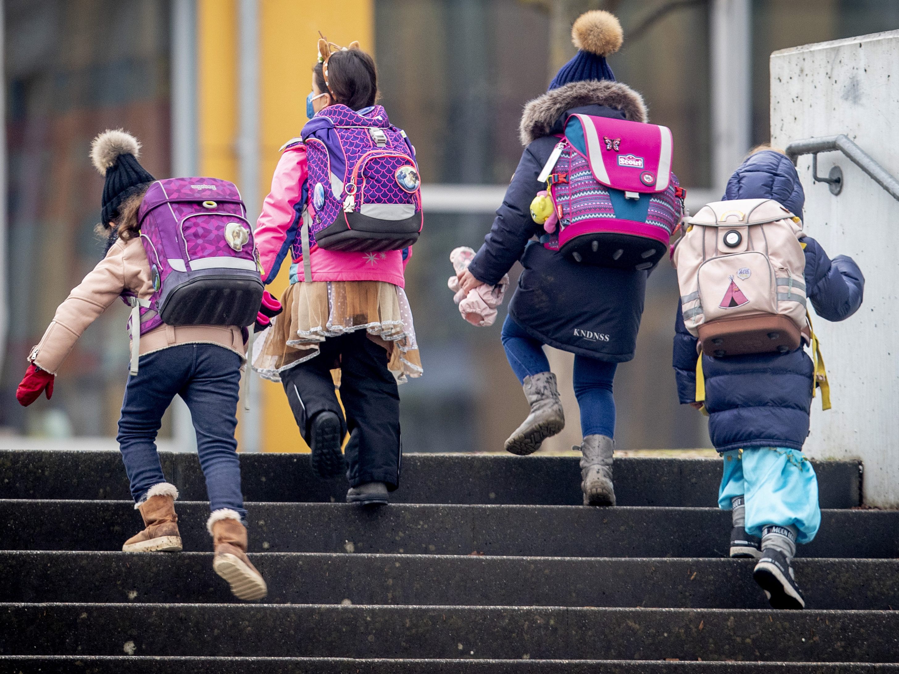 Die Zahl der positiven Coronatests an Österreichs Schulen ist weiterhin rückläufig. Die Zahl der positiven Coronatests an Österreichs Schulen ist weiterhin rückläufig.