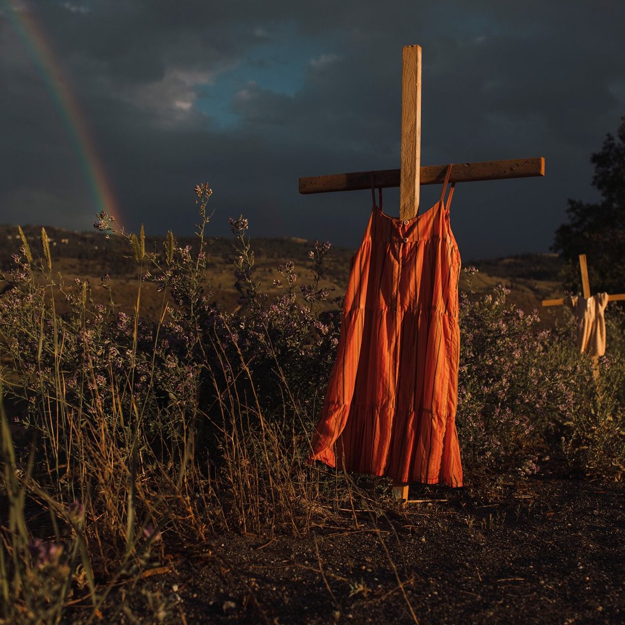 Rote Kleider hängen an Kreuzen am Straßenrand zum Gedenken an die toten Kinder von Ureinwohnern in Kanada. Dieses Foto von Amber Bracken wurde zum World Press Photo 2022.