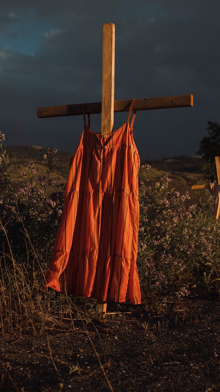 Rote Kleider hängen an Kreuzen am Straßenrand zum Gedenken an die toten Kinder von Ureinwohnern in Kanada. Dieses Foto von Amber Bracken wurde zum World Press Photo 2022.