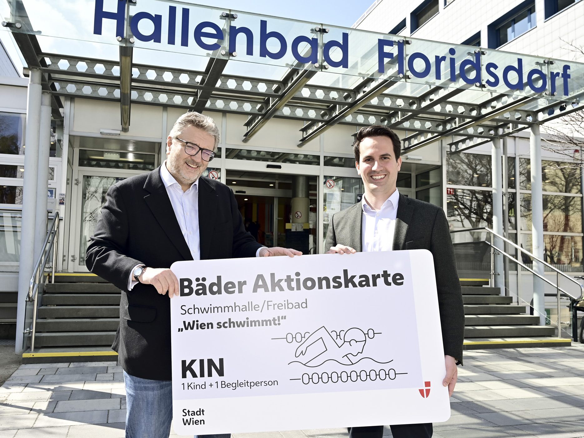 Vizebürgermeister Wiederkehr (r.) und Sportstadtrat Hacker präsentierten das Angebot der Schwimmkurse in Wien