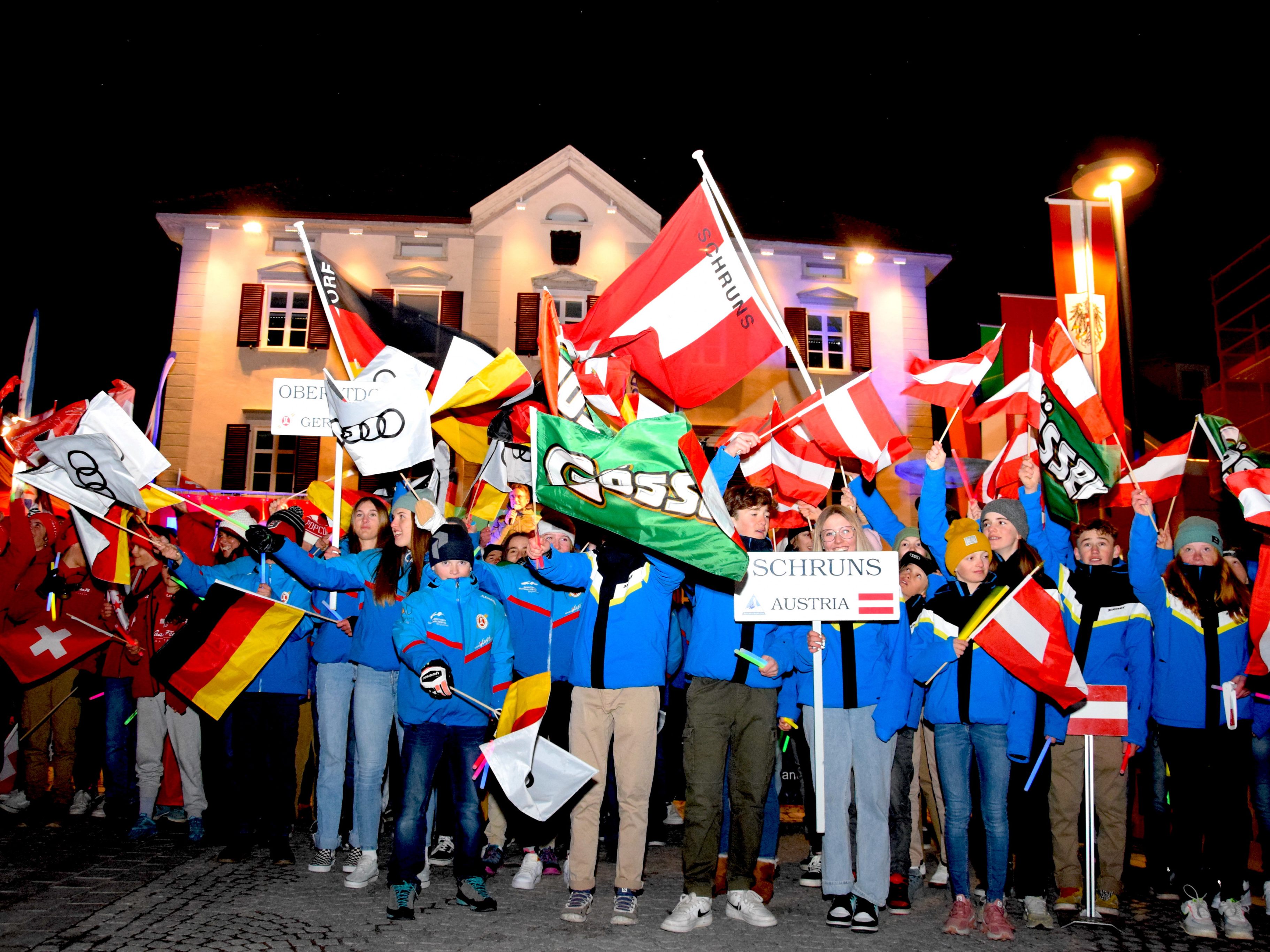 Fröhliche Stimmung bei der Eröffnungsfeier des 55. Internationalen Jugendcups am Schrunser Kirchplatz
