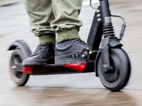 Ein 15-Jähriger verunfallte in Wien mit einem E-Scooter Ein 15-Jähriger verunfallte in Wien mit einem E-Scooter