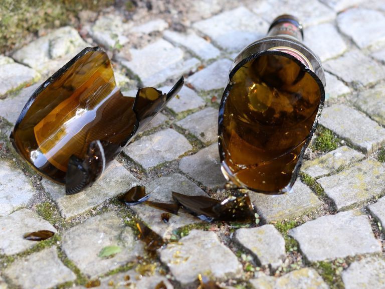 In den Händen eines schwer betrunkenen Mannes wurde eine Bierflasche zur Waffe