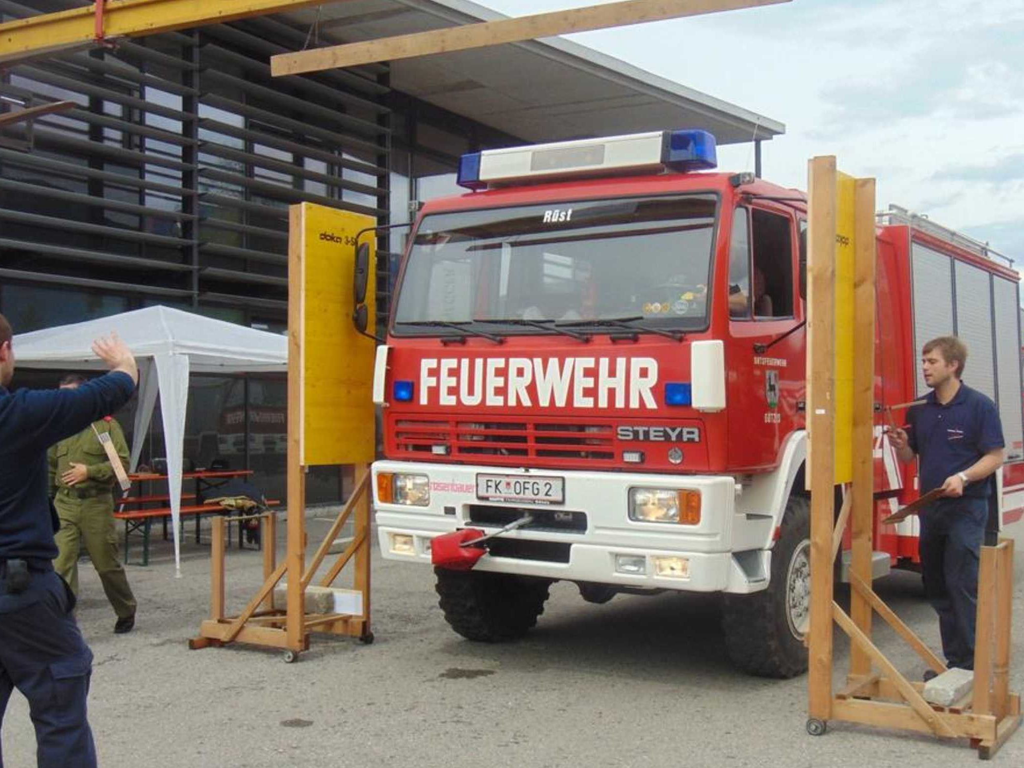 Millimeterarbeit ist für die Fahrer der tonnenschweren Einsatzfahrzeuge wieder gefragt Millimeterarbeit ist für die Fahrer der tonnenschweren Einsatzfahrzeuge wieder gefragt