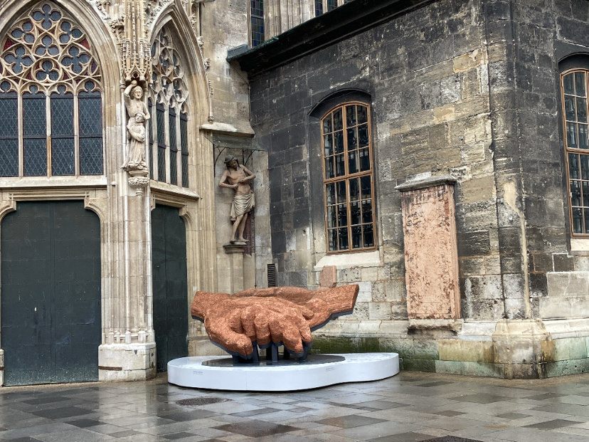 "Raising Hands": Die Skulptur vor dem Wiener Stephansdom