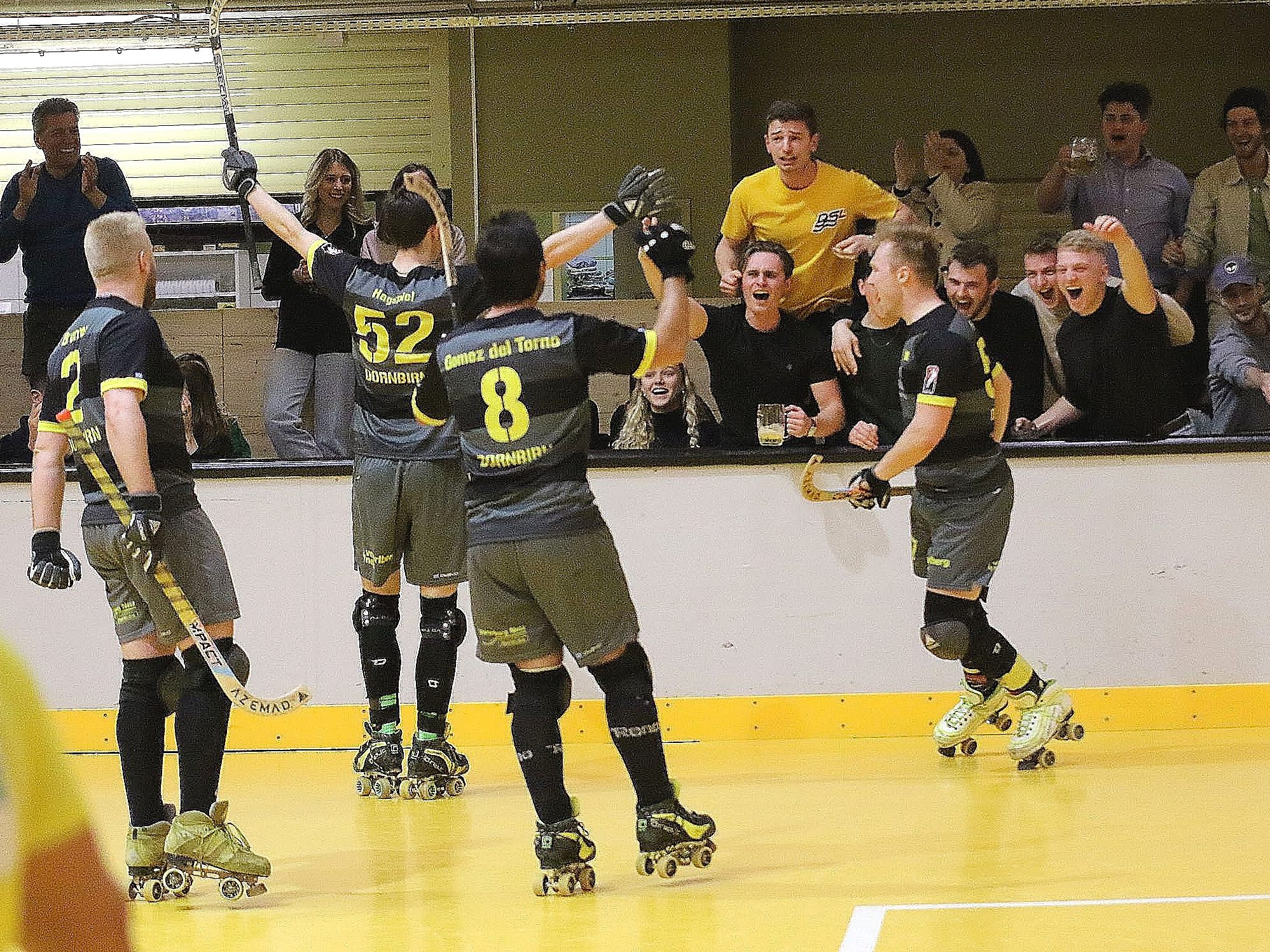Nach dem turbulenten und am Ende siegreichen Spiel gegen Diessbach, herrschte großer Jubel in der Stadthalle.