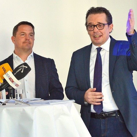 Kessler und Metzler bei einer Pressekonferenz.