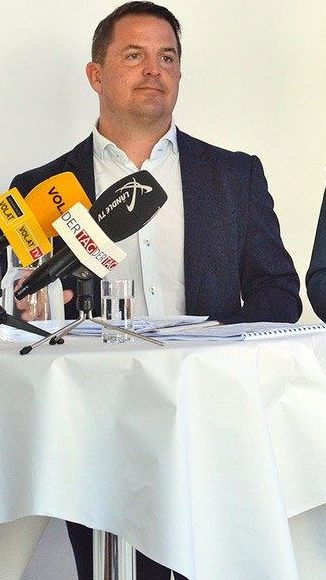 Kessler und Metzler bei einer Pressekonferenz.