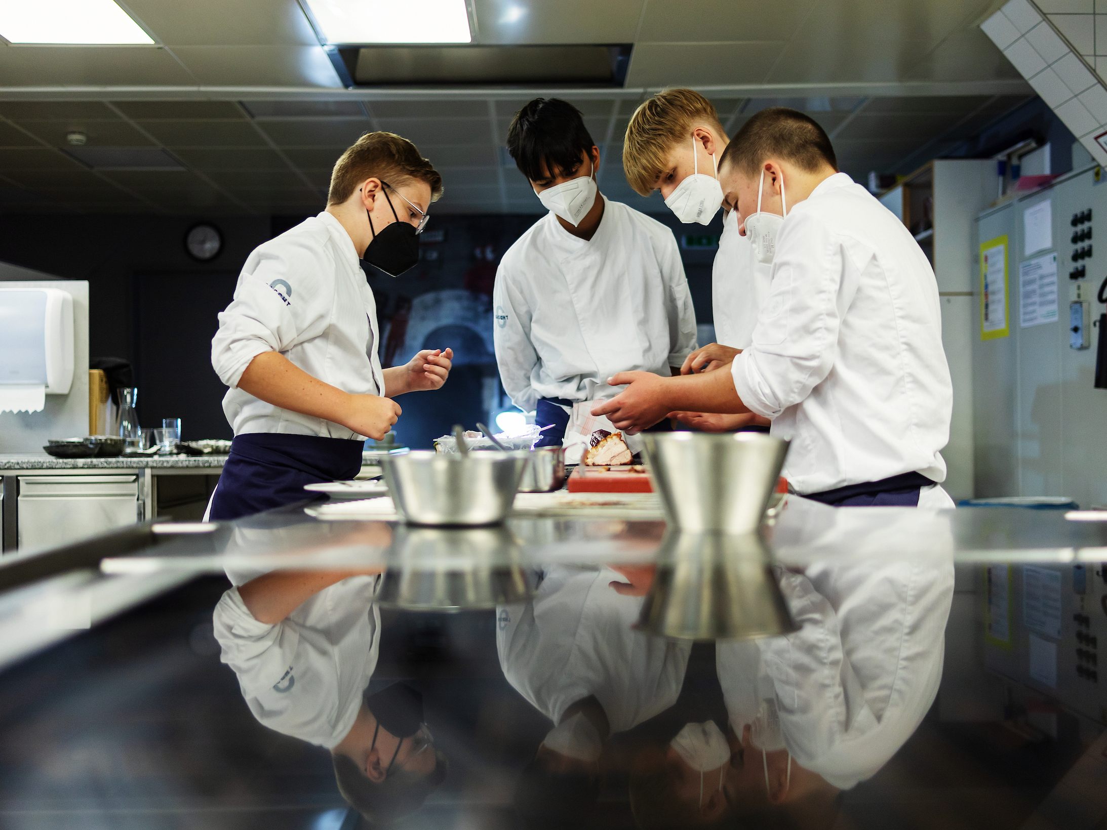 Schüler:innen unterstützen die Kurse als Sozialprojekt. Schüler:innen unterstützen die Kurse als Sozialprojekt.