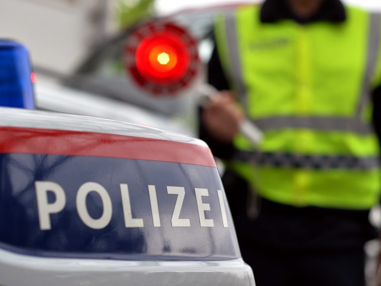 Eine Drogenlenkerin fuhr während einer Polizei-Kontrolle in Wien plötzlich davon