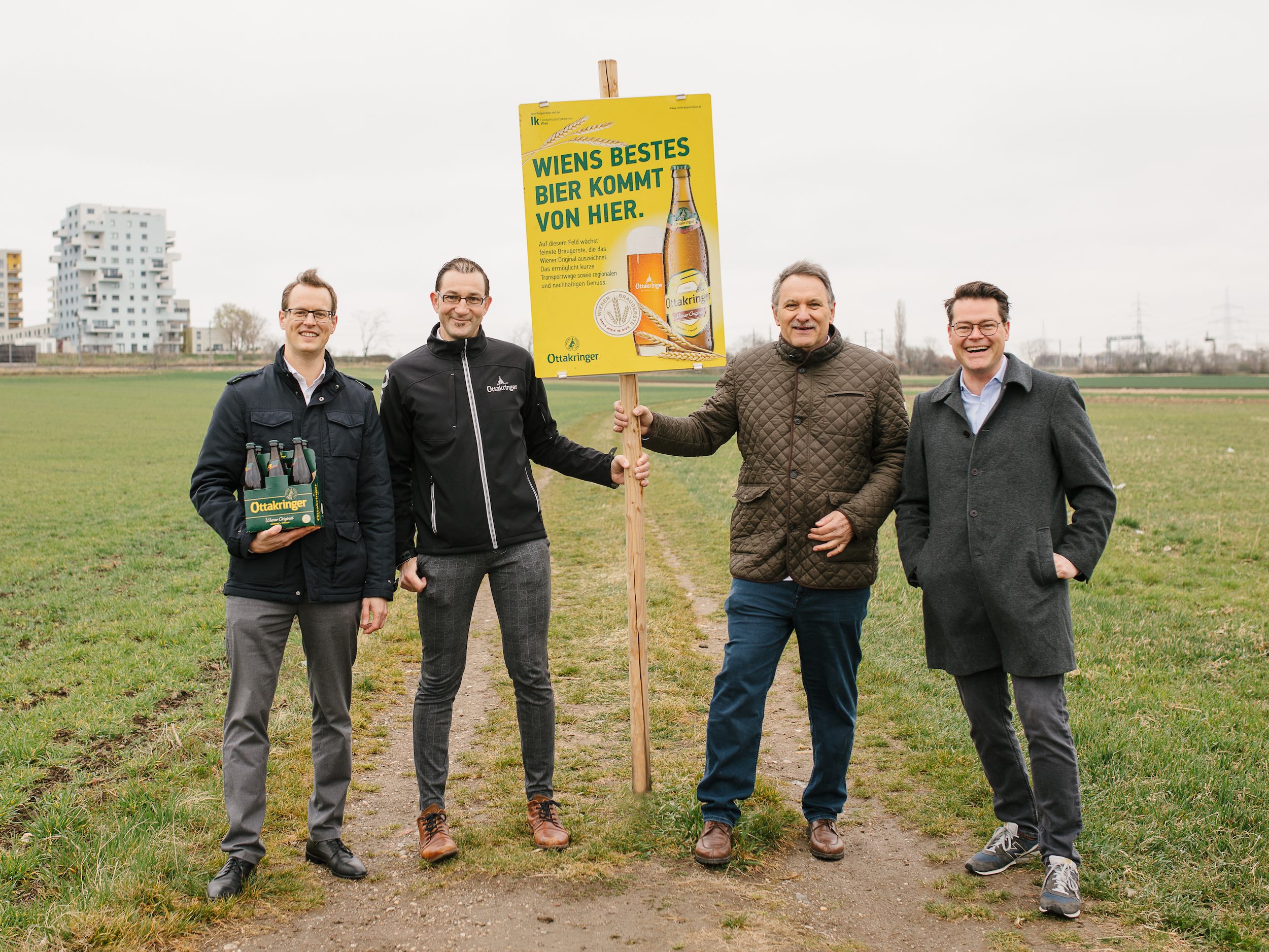 In einem Feld mit Wiener Braugerste in Oberlaa stehen Harald Mayer, Geschäftsführer der Ottakringer Brauerei, Tobias Frank, Geschäftsführer und 1. Braumeister der Ottakringer Brauerei, Franz Windisch, Präsident der Wiener Landwirtschaftskammer und Klimastadtrat Jürgen Czernohorszky. In einem Feld mit Wiener Braugerste in Oberlaa stehen Harald Mayer, Geschäftsführer der Ottakringer Brauerei, Tobias Frank, Geschäftsführer und 1. Braumeister der Ottakringer Brauerei, Franz Windisch, Präsident der Wiener Landwirtschaftskammer und Klimastadtrat Jürgen Czernohorszky.