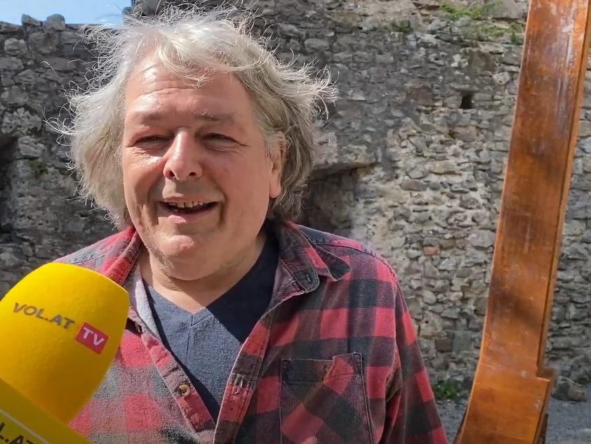 Die neue Kunstinstallation in der Ruine Alt-Ems stammt vom Künstler Günther Blenke. Die neue Kunstinstallation in der Ruine Alt-Ems stammt vom Künstler Günther Blenke.