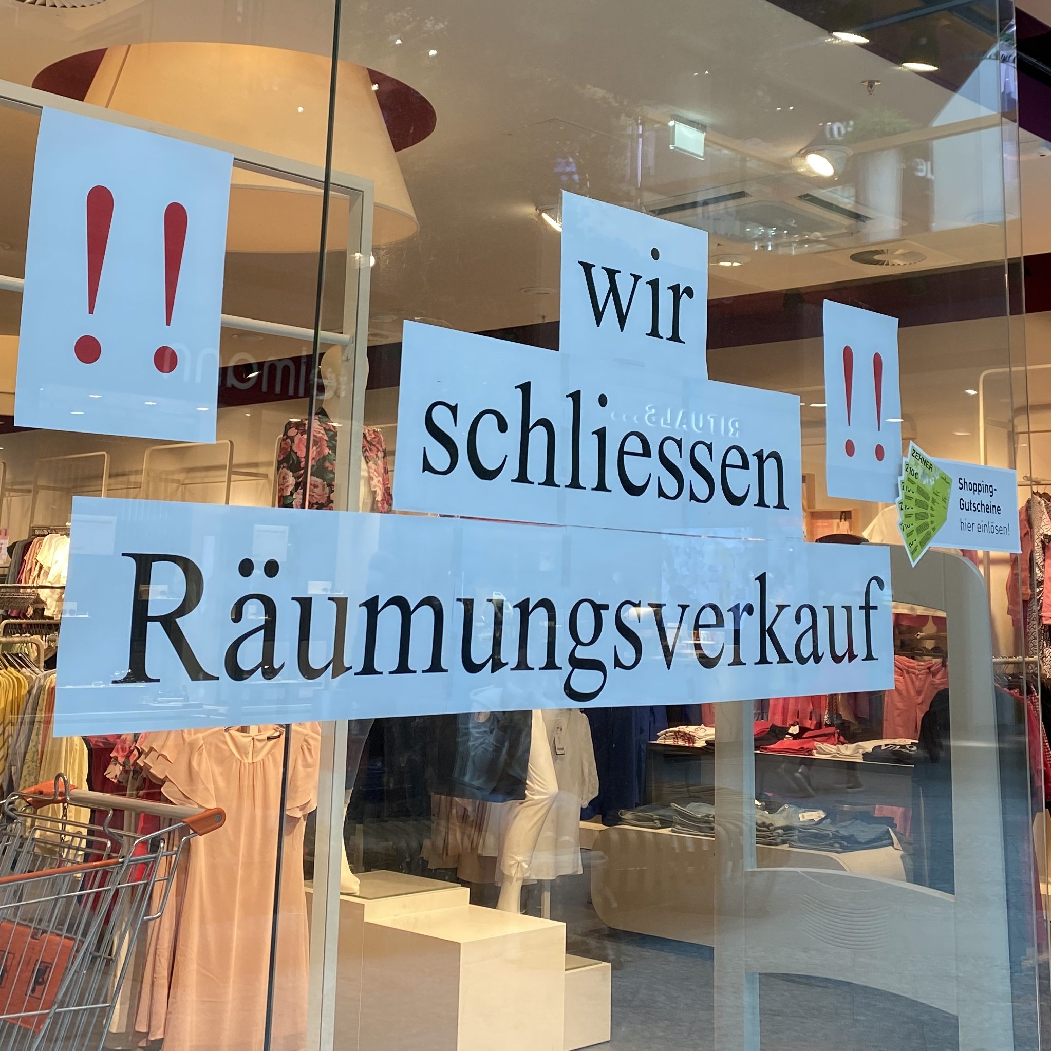 Die Modekette schließt die Filiale .