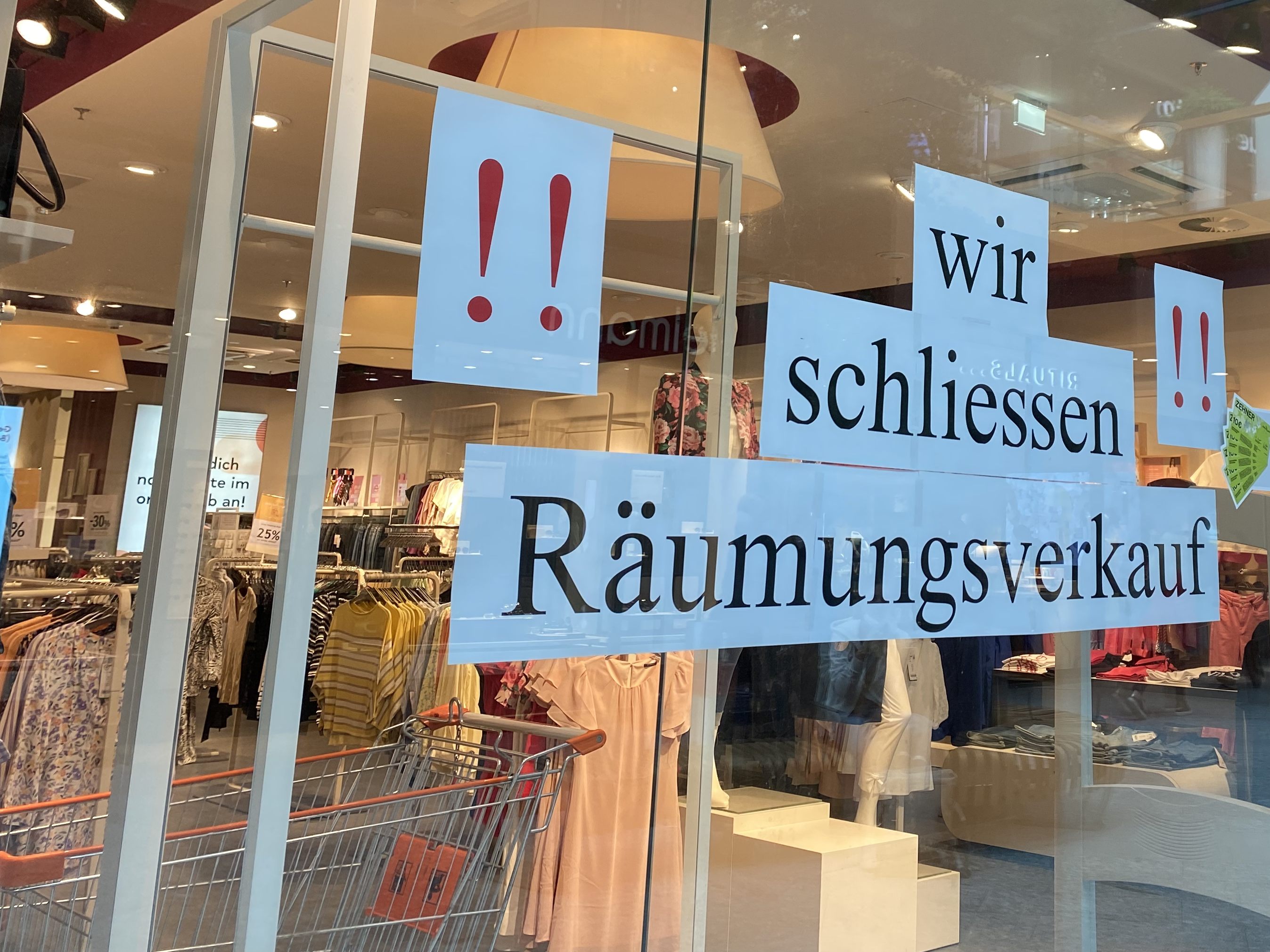 Die Modekette schließt die Filiale . Die Modekette schließt die Filiale .