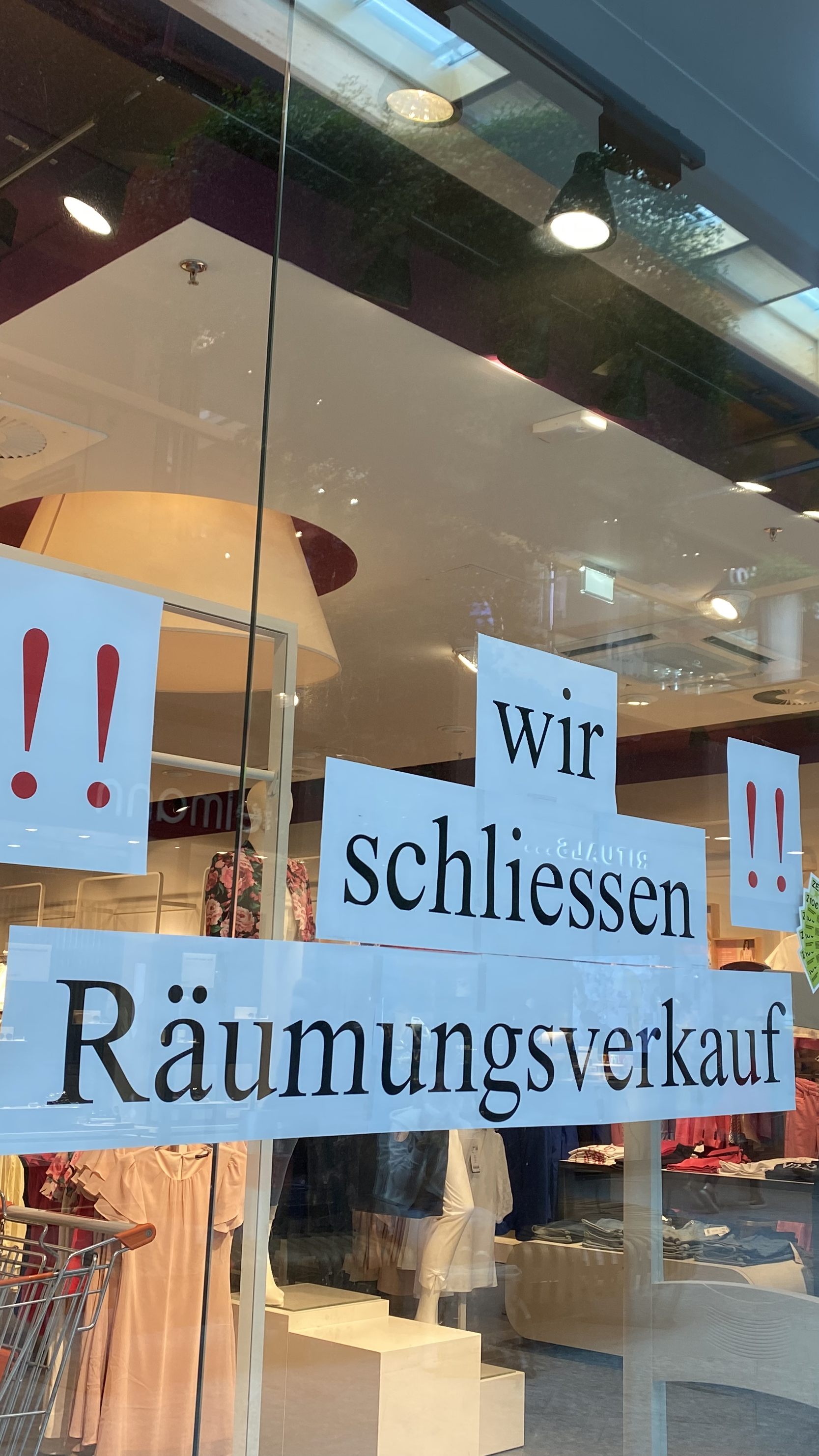 Die Modekette schließt die Filiale .