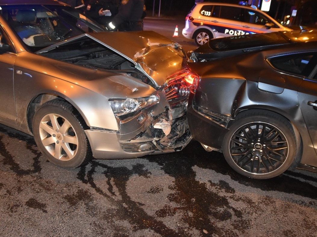 Ein 36-Jähriger verursachte auf Alkohol und Drogen, aber ohne gültigen Führerschein, einen Autounfall in Wien. Ein 36-Jähriger verursachte auf Alkohol und Drogen, aber ohne gültigen Führerschein, einen Autounfall in Wien.