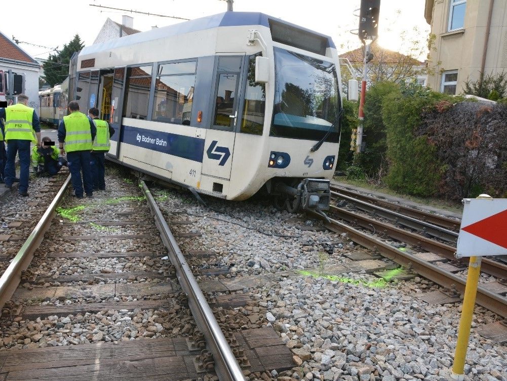 Ein Pkw-Lenker missachtete das Rotlicht und krachte in eine Wiener Badner Bahn Ein Pkw-Lenker missachtete das Rotlicht und krachte in eine Wiener Badner Bahn