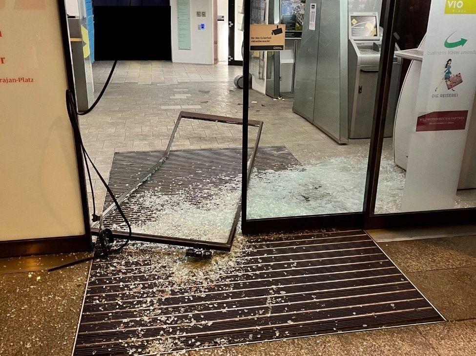 Ein betrunkener 27-Jähriger demolierte in der Nacht auf Samstag eine Bankfiliale im ersten Wiener Bezirk. Ein betrunkener 27-Jähriger demolierte in der Nacht auf Samstag eine Bankfiliale im ersten Wiener Bezirk.