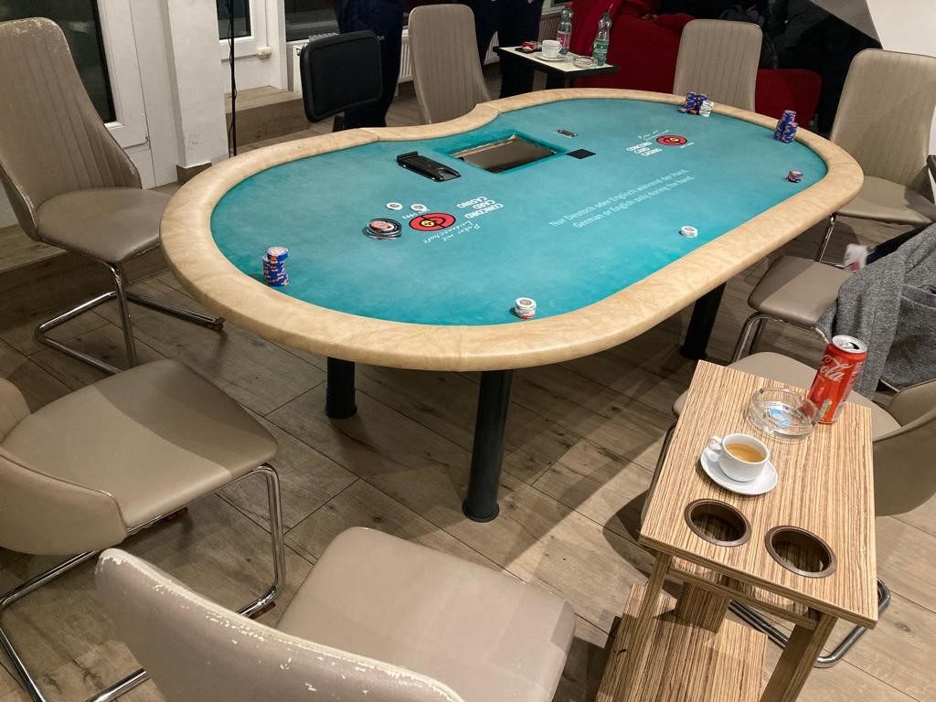 Polizei stoppte illegale Pokerrunde in Ferienwohnung in Wien. Polizei stoppte illegale Pokerrunde in Ferienwohnung in Wien.