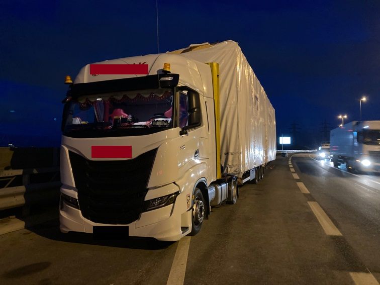 Dieser Lkw geriet unter die Stadionbrücke und blieb stecken Dieser Lkw geriet unter die Stadionbrücke und blieb stecken