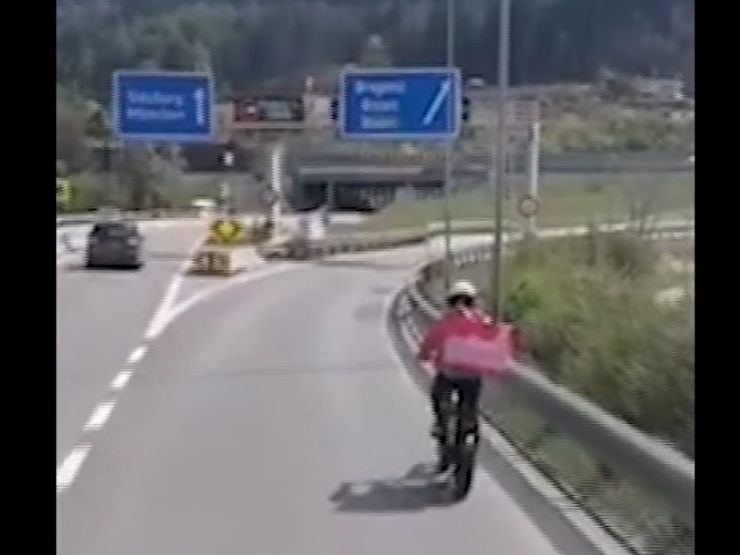 Der Fahrradkurier war zwischen der Auffahrt Innsbruck Ost und Innsbruck Mitte auf der A12 unterwegs.