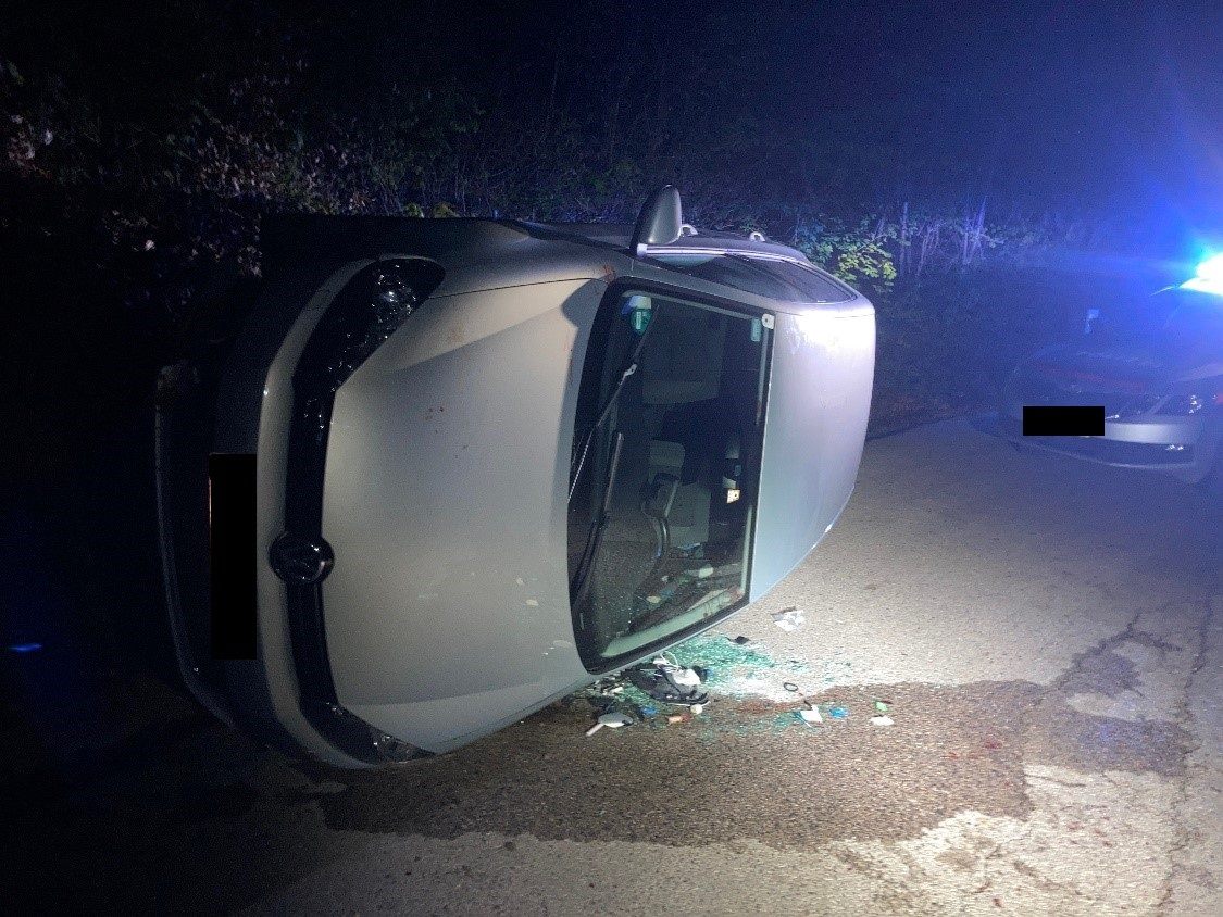 Der Wagen landete auf der Seite, nachdem der Fahrer einem Reh ausgewichen war Der Wagen landete auf der Seite, nachdem der Fahrer einem Reh ausgewichen war