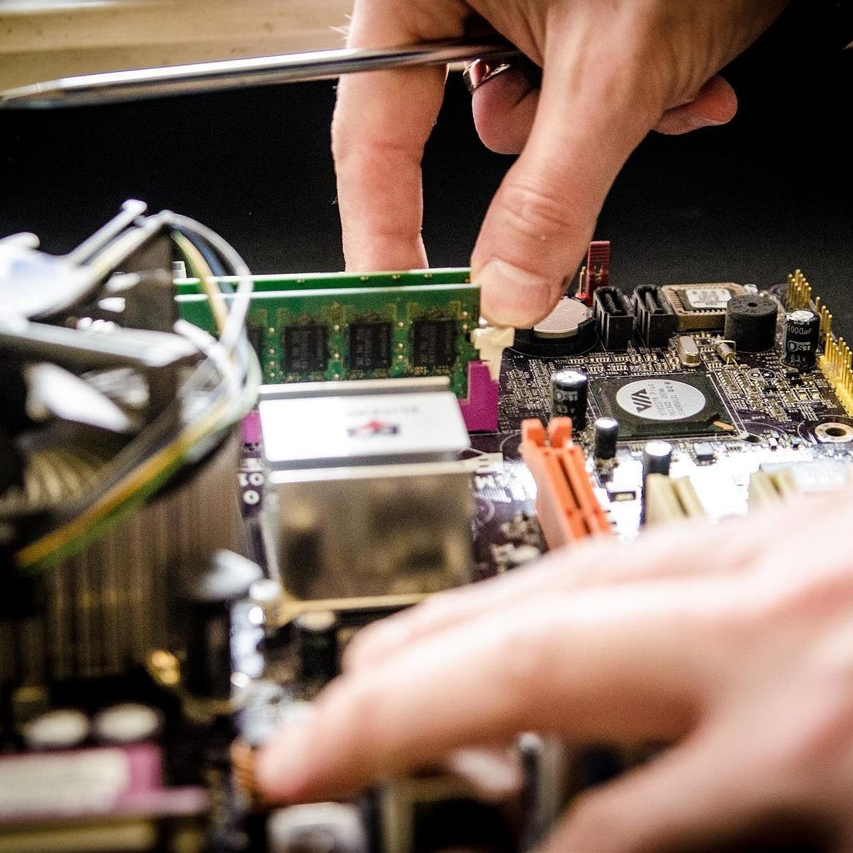 Laut VKI findet man 85 Prozent der Ersatzteile für alte Elektrogeräte noch am Markt.