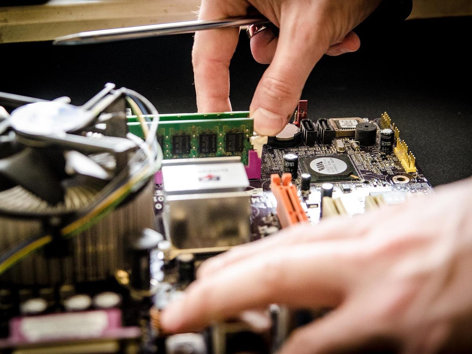 Laut VKI findet man 85 Prozent der Ersatzteile für alte Elektrogeräte noch am Markt.