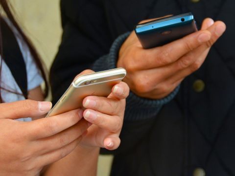Nachdem eine 15-Jährige sich von ihrem Freund trennte, brach ein Streit per SMS aus Nachdem eine 15-Jährige sich von ihrem Freund trennte, brach ein Streit per SMS aus