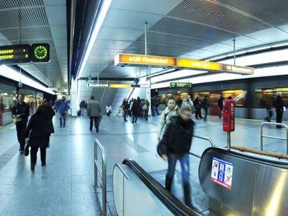 14-Jähriger bedrohte Frau in Wiener U6 mit Messer. 14-Jähriger bedrohte Frau in Wiener U6 mit Messer.