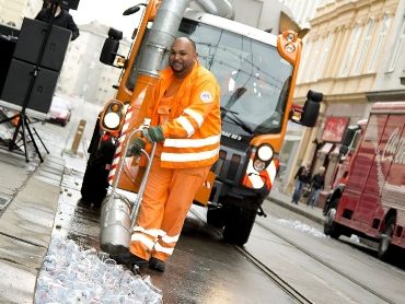 Die Mitarbeiter der 48er reinigen beim Vienna City Marathon 2022 in Rekordzeit. Die Mitarbeiter der 48er reinigen beim Vienna City Marathon 2022 in Rekordzeit.