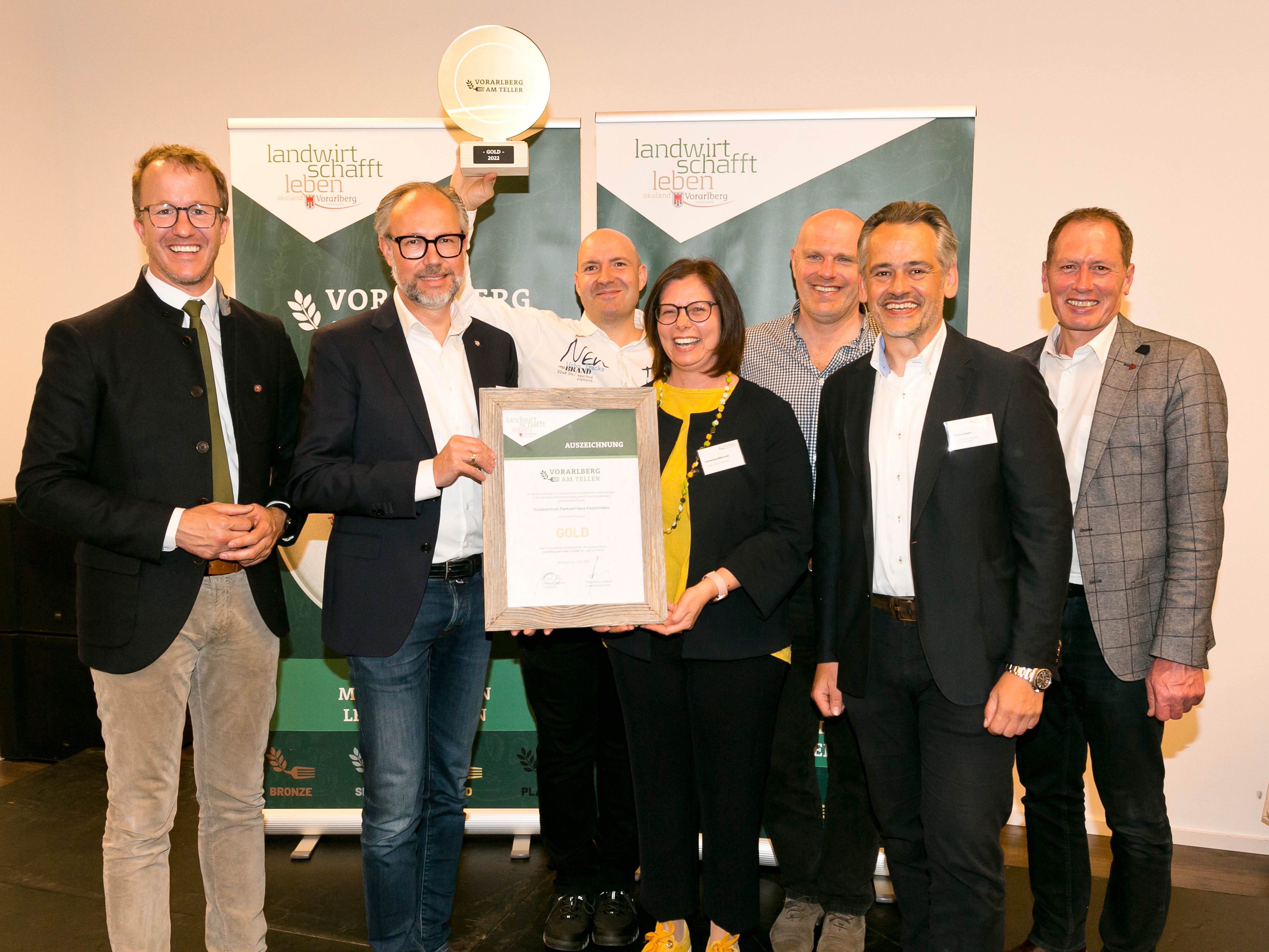 Landesrat Christian Gantner, Haus Klosterreben-Geschäftsführer Markus Strolz, Johannes Polzhofer, Bgm. Katharina Wöß-Krall, Christian Brunbauer, Küchenchef Erwin Kasper und Landwirtschaftskammerpräsident Josef Moosbrugger.