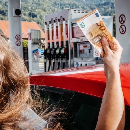 Wo man jetzt sein Auto noch günstig volltanken kann.