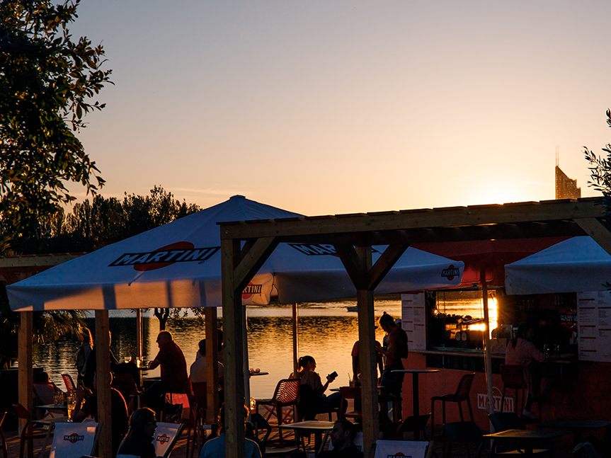 Auf der Terrasse des "Negroni Please!" am Copabeach in Wien lässt sich der Sommer genießen. Auf der Terrasse des "Negroni Please!" am Copabeach in Wien lässt sich der Sommer genießen.