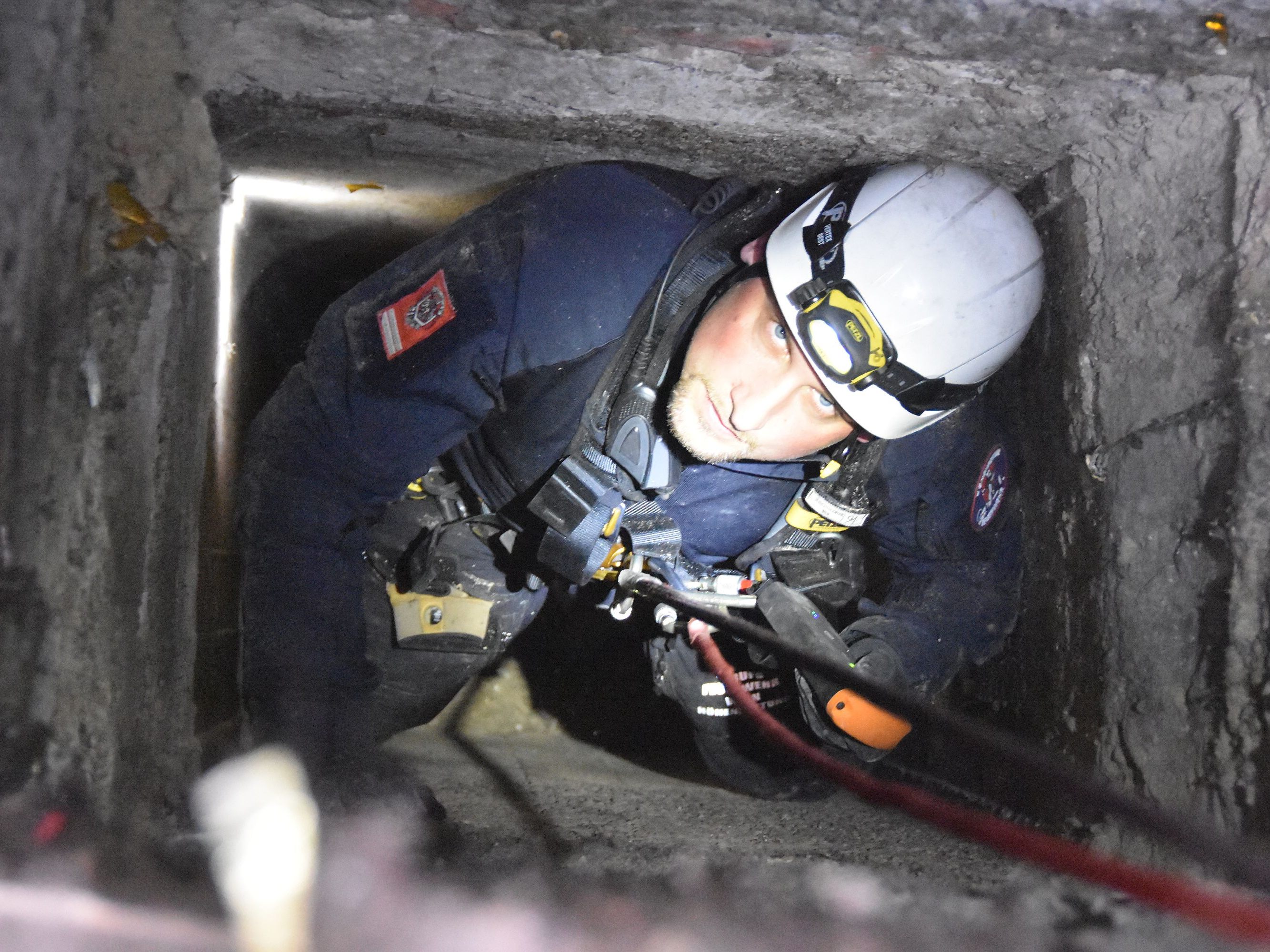 Die Wiener Berufsfeuerwehr rettete den Verlobungsring einer verzweifelten Ukrainerin aus einem engen Schacht