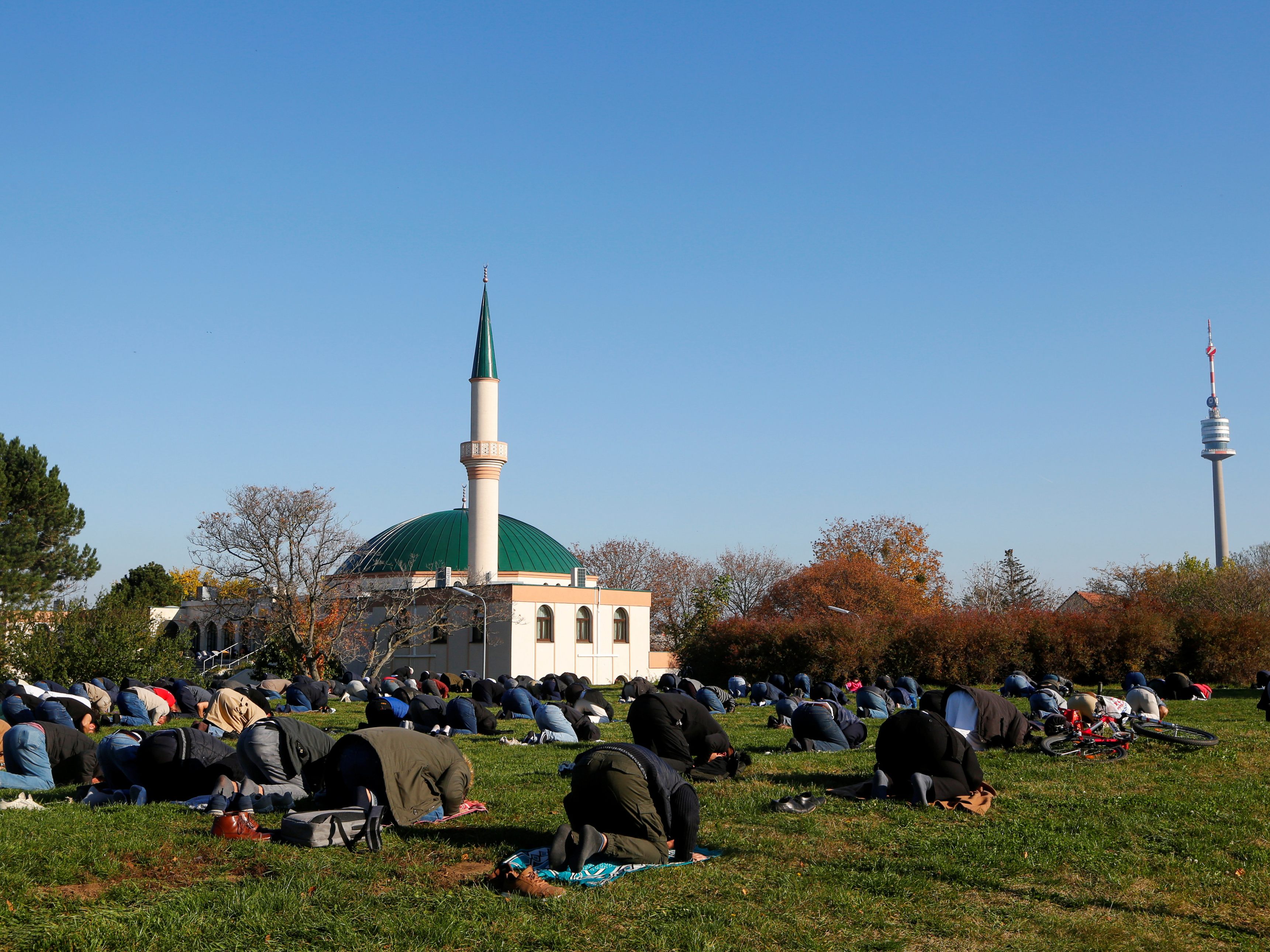 Muslime beim Freitagsgebet vor der Moschee in Wien. Muslime beim Freitagsgebet vor der Moschee in Wien.