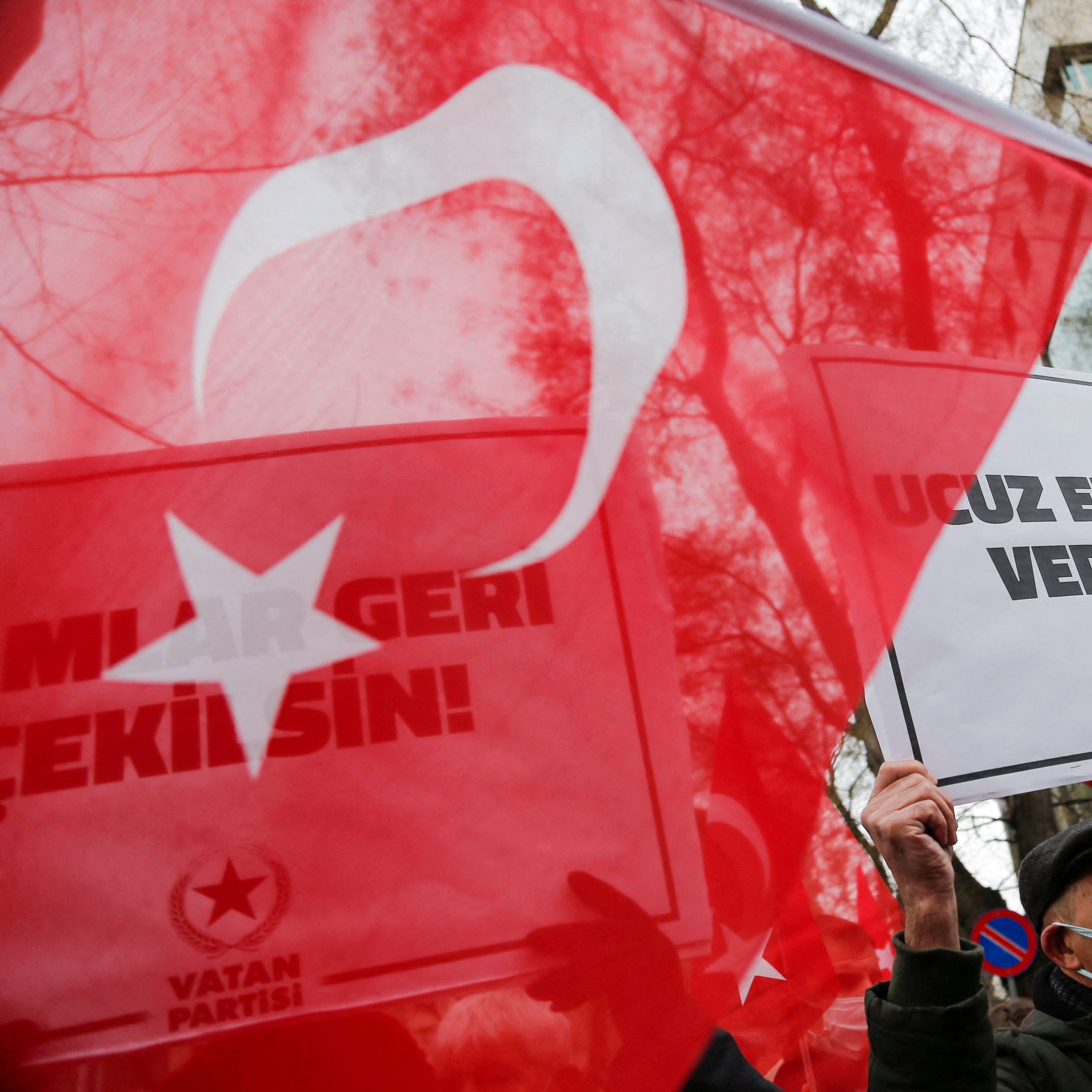Ein Demonstrant in Ankara mit der türkischen Flagge bei einer Demo gegen die hohen Energiepreise.