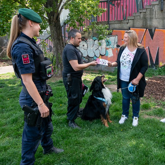 Städtische Mitarbeiter informierten und kontrollierten gemeinsam mit der Polizei Hundehalter in Wiener Parkanlagen.