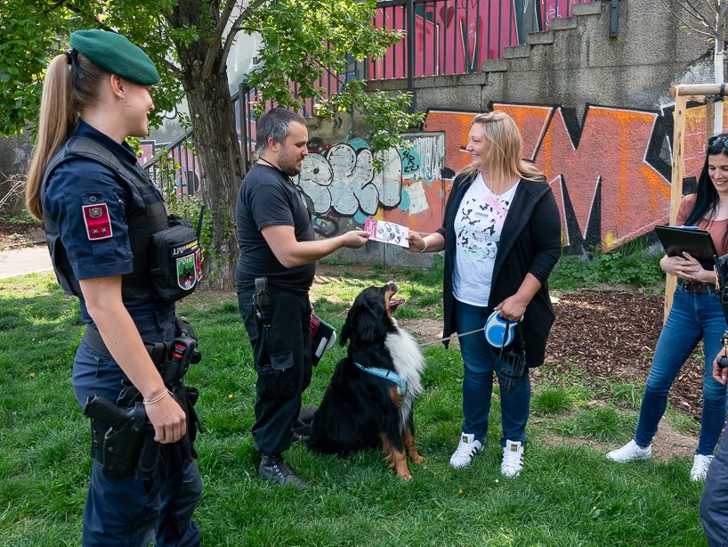 Städtische Mitarbeiter informierten und kontrollierten gemeinsam mit der Polizei Hundehalter in Wiener Parkanlagen.